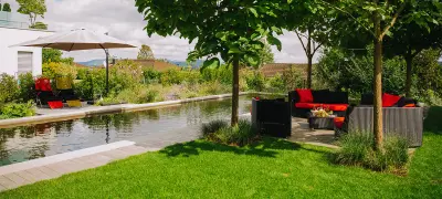 Schwimmteich mit Lounge im eigenen Garten